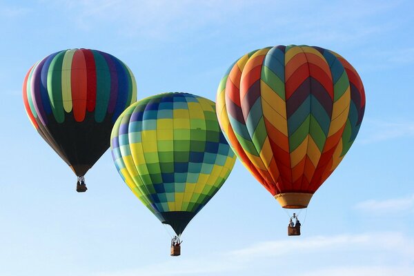 Globos de colores en el cielo