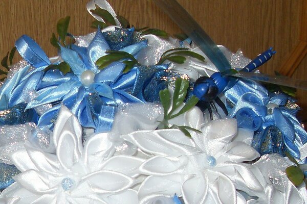 Piękne kwiaty ze wstążek z niebieską ważką