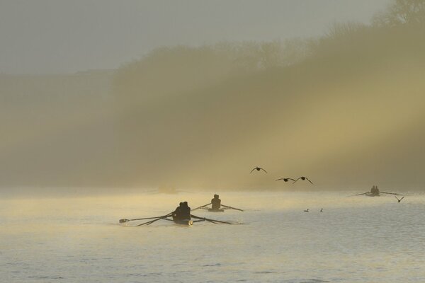 Boote mit Menschen am Morgen am Fluss