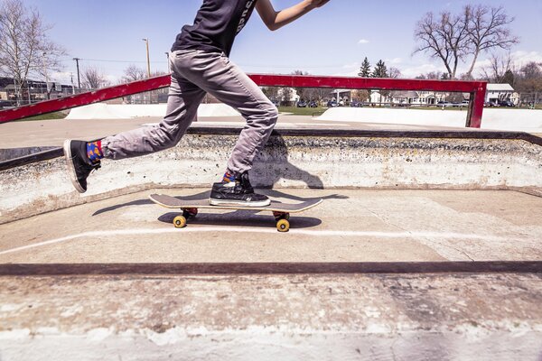 Skateur roule sur une planche avec une pente