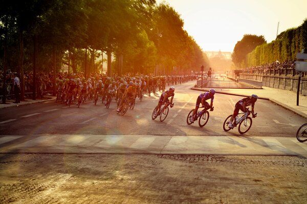 Athlètes cyclistes sur la route de Paris