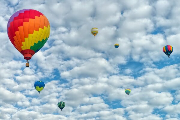 Globos brillantes en nubes densas