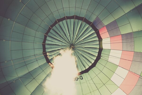 Foto von einem Heißluftballonbrenner. Flug in einem Heißluftballon. Professionelles Foto des Fotografen und des Ballons. Grüne Kugel in der Luft