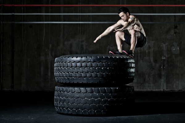 Crossfit uomo si allena al chiuso