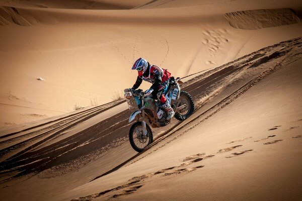 Sfondi corsa nel deserto in moto