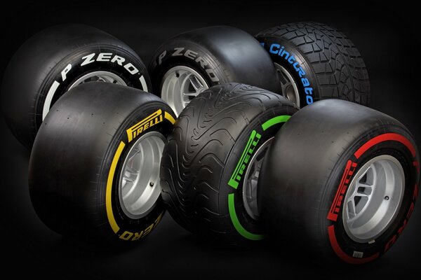 Verschiedene Arten von Reifen auf schwarzem Hintergrund