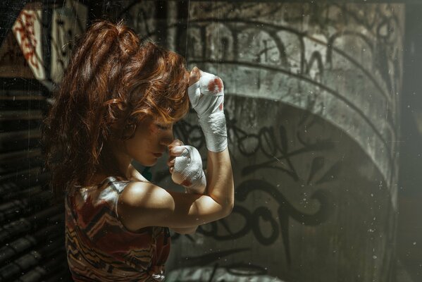 Boxer Rousse ardente avec les mains dans des bandages