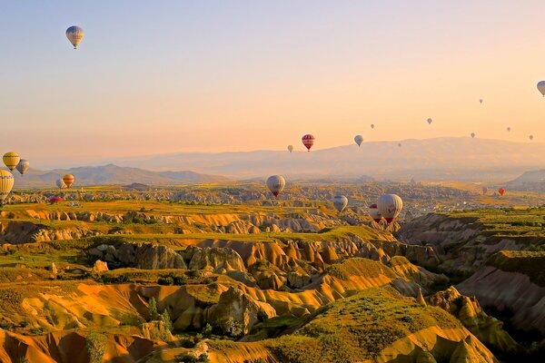 Ballon am Himmel über den Bergen