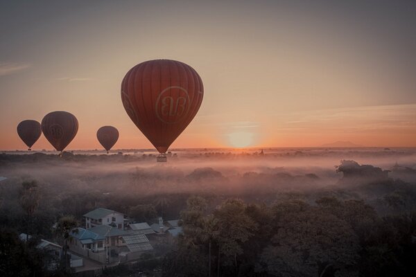 Palloncini che volano al tramonto