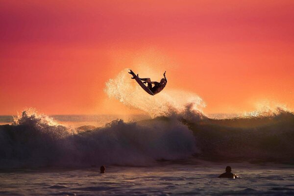 Hermoso salto sobre el océano