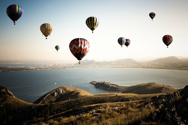 Palloncini sopra il lago blu