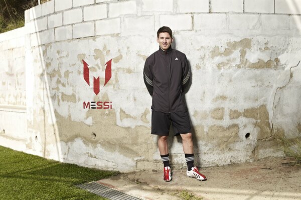 Il calciatore Lionel Messi vicino al muro