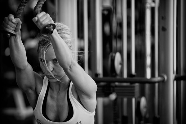 Chica en el gimnasio realiza ejercicios