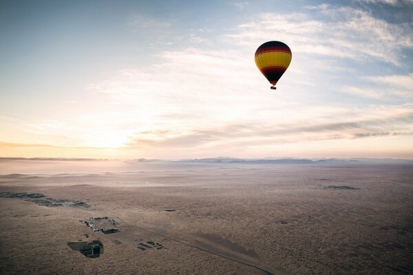 Un ballon lumineux flotte au-dessus du sol