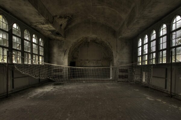 Antiguo gimnasio de voleibol abandonado