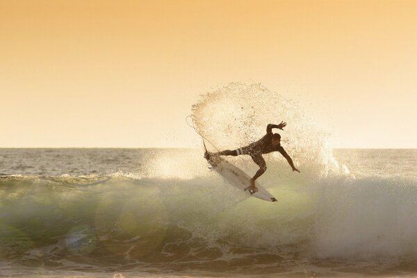 Surfer erobert die Meereswelle