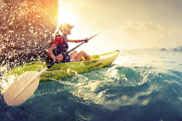 Fille en kayak par temps ensoleillé