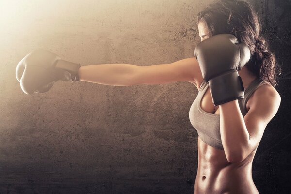 Hermosa mujer en guantes de boxeo