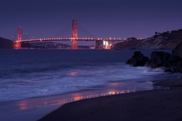 Un puente luminoso en el río. Paisaje