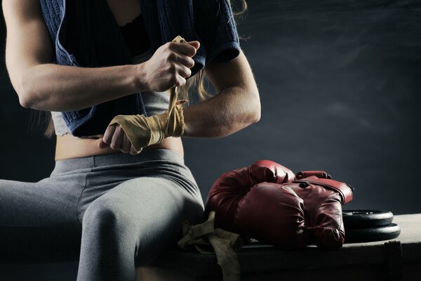 Boxer fille enlève ses gants