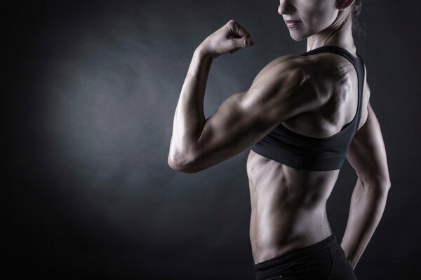 Une fille musclée. Muscles tonifiés