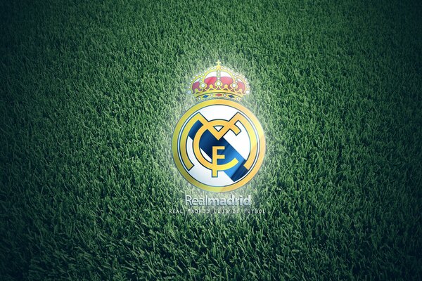 Реал Мадрид. ФК клуб. Логотип на фоне травы