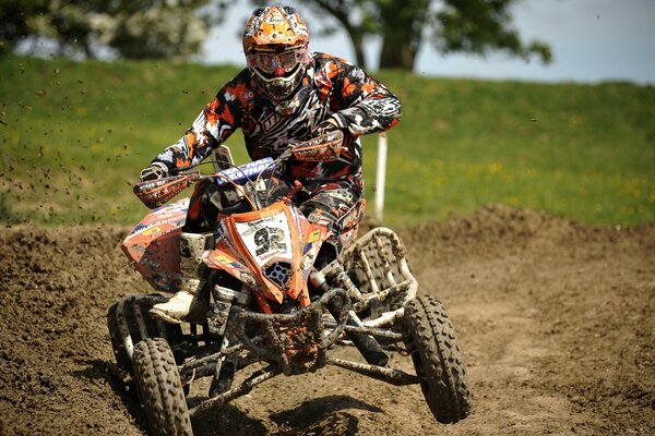 Offroad-Rennen mit dem Motorrad auf dem Feld