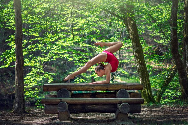 Gymnaste en pose dans la forêt dense
