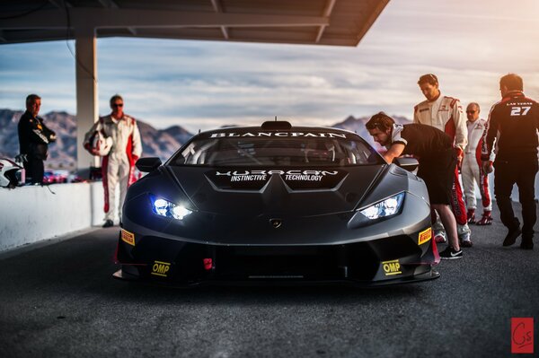 The Lamborghini exhibition in Las Vegas is a dry test and a lot of cool tracks and movie and showbiz stars