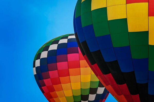 Helle Luftballons auf einem sauberen Himmelshintergrund