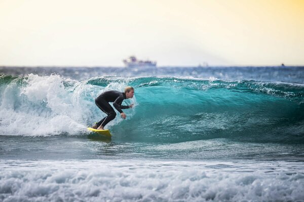 Surfer i statek na horyzoncie