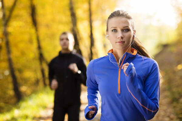 Allenamento di corsa autunnale nel parco