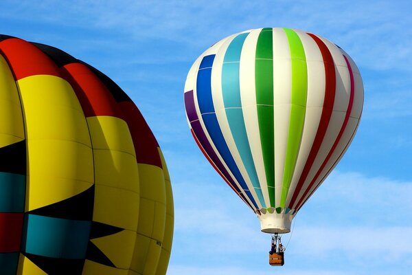 Ballons multicolores dans le ciel