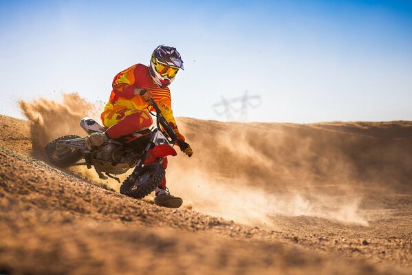 Motocross en las arenas del desierto de Enduro y equipo brillante