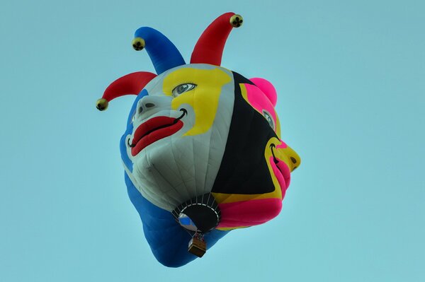 Heller Ballon in Form eines Clowns auf blauem Hintergrund