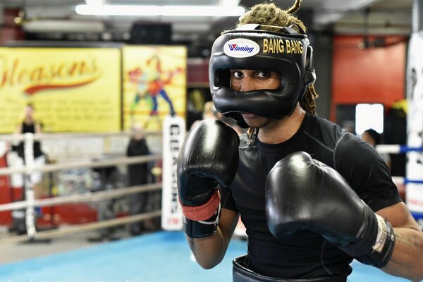 Athlète sur le Ring. Boxe. Casque