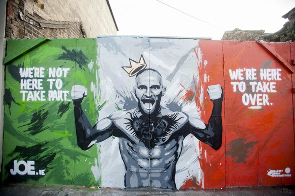 Die Wand zeigt Conor McGregor in einer Krone vor einem Flaggenhintergrund