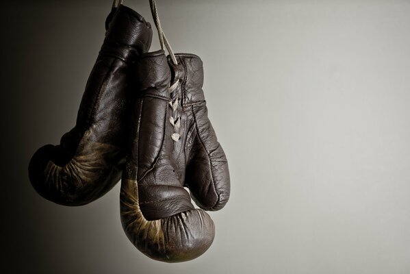 Gants de boxe sur fond lisse