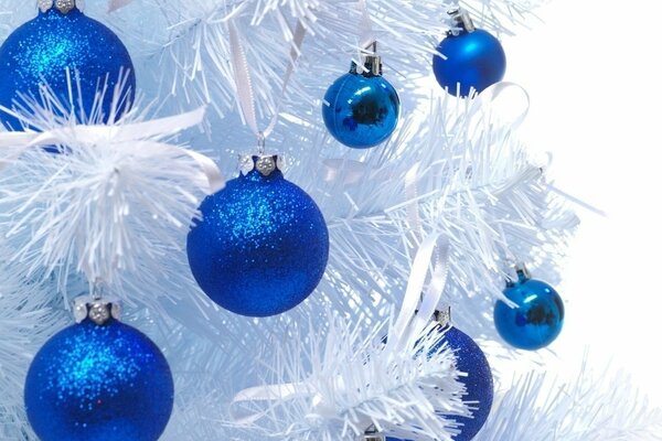Bolas azules en el árbol de Navidad