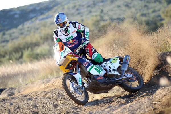 Ein Red-Bull-Fahrer auf einem Motorrad in Dakar