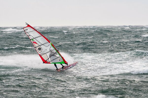 Windsurfer na pełnym morzu sesja zdjęciowa