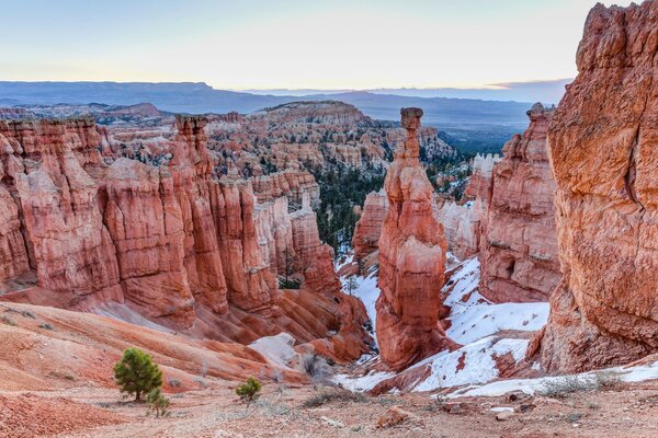 Paesaggi innevati di canyon aspri