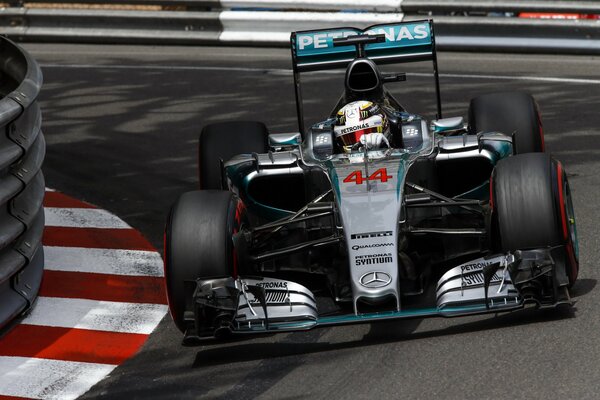 Voiture de course Mercedes formule 1