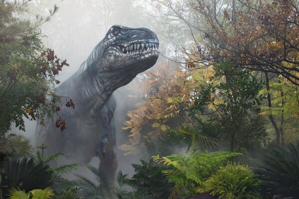 Dinasaurus im nebligen Herbstwald