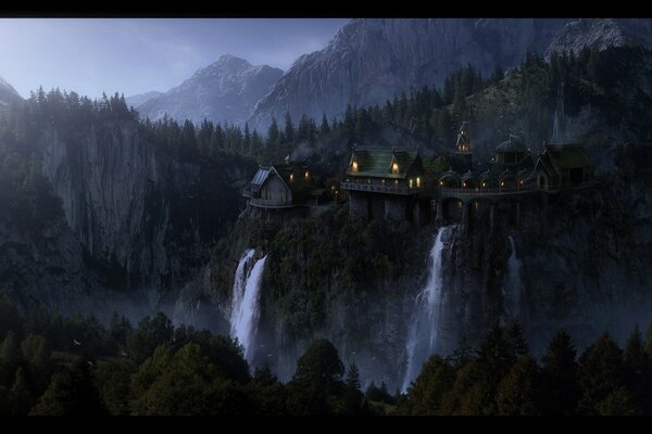 Haus in den Bergen über dem Wasserfall