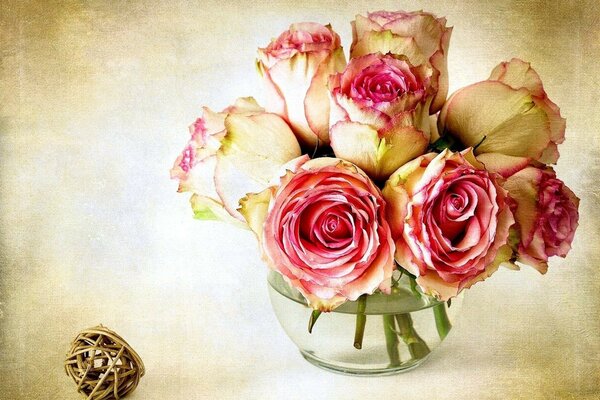 Акварельный натюрморт с розами в прозрачной вазе