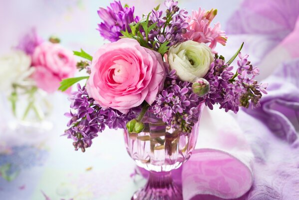 Bouquet lilas avec des roses debout dans un vase