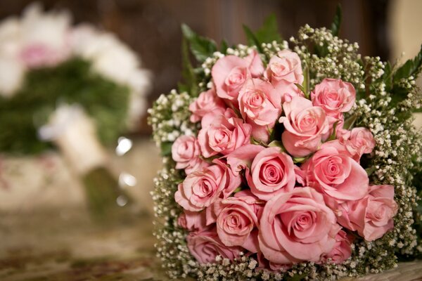 Ein Strauß rosa Rosen für die Braut