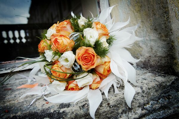 Strauß weißer und orangefarbener Rosen