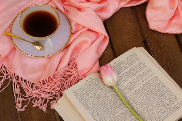 Matin avec une tasse de thé et un bon livre